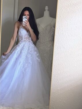 White Lace Appliqué Ball Gown Wedding Dress